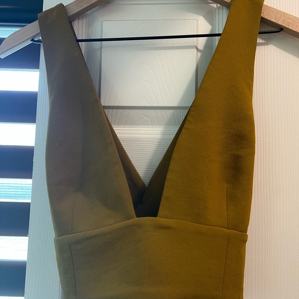 ✨ARITZIA WILFRED PLUNGE CROSS CROP TOP YELLOW-GREEN SIZE 4
